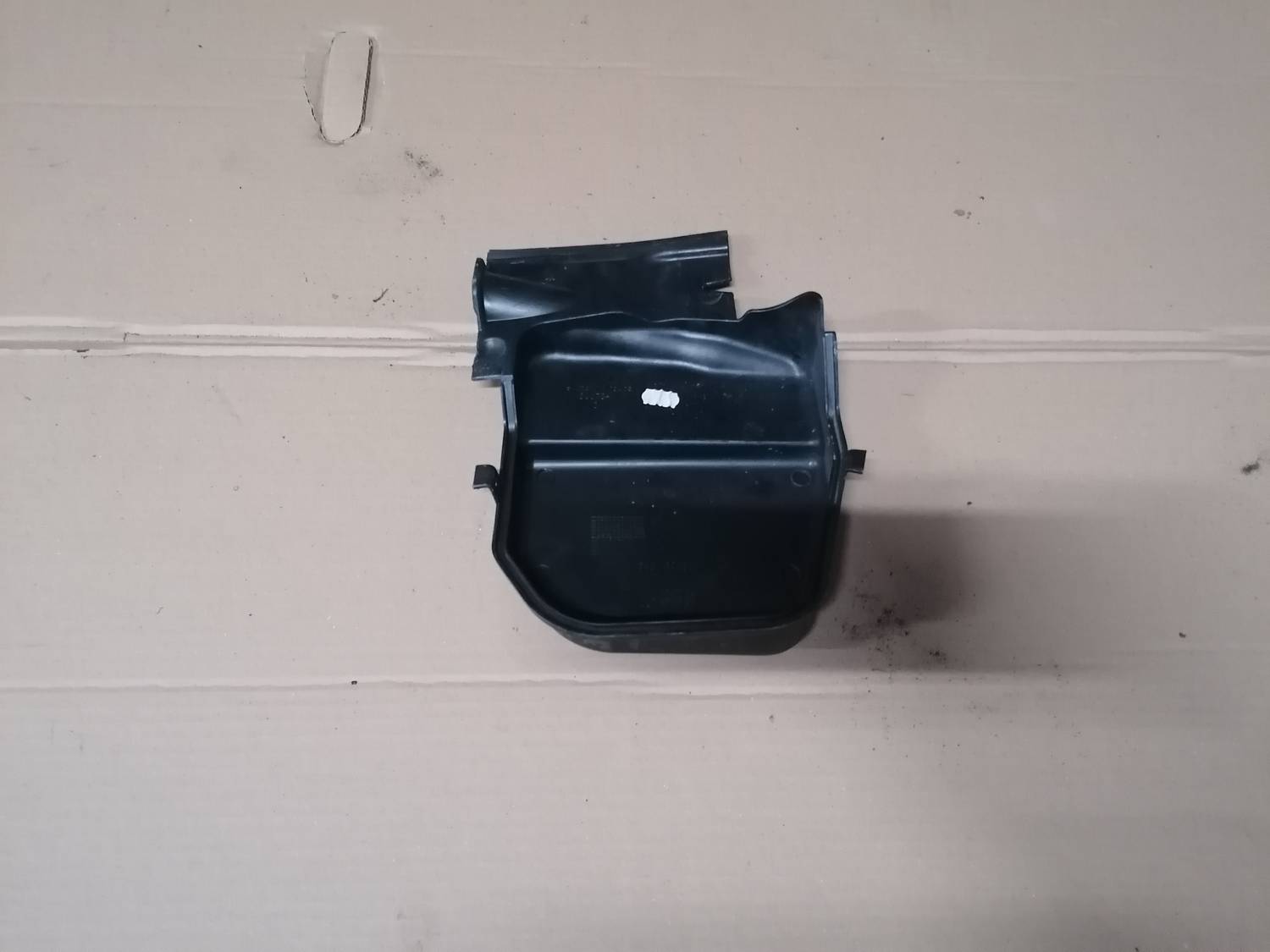 Salona gaisa filtra korpusa vāks priekš BMW 318D E91 2008 TOURING 2 Salona gaisa filtra korpusa vāks priekš BMW 318D E91 2008 TOURING