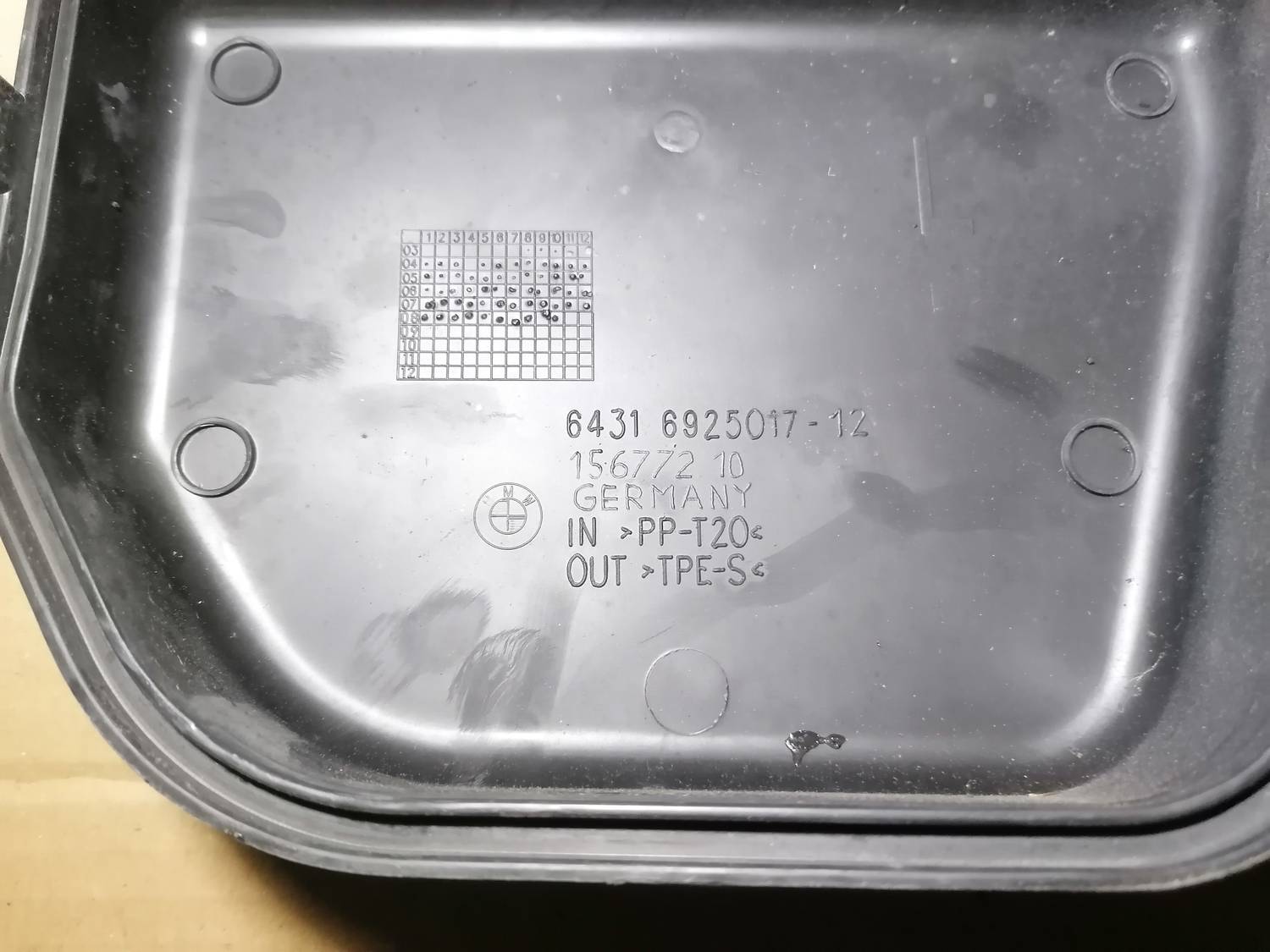 Salona gaisa filtra korpusa vāks priekš BMW 318D E91 2008 TOURING 3 Salona gaisa filtra korpusa vāks priekš BMW 318D E91 2008 TOURING