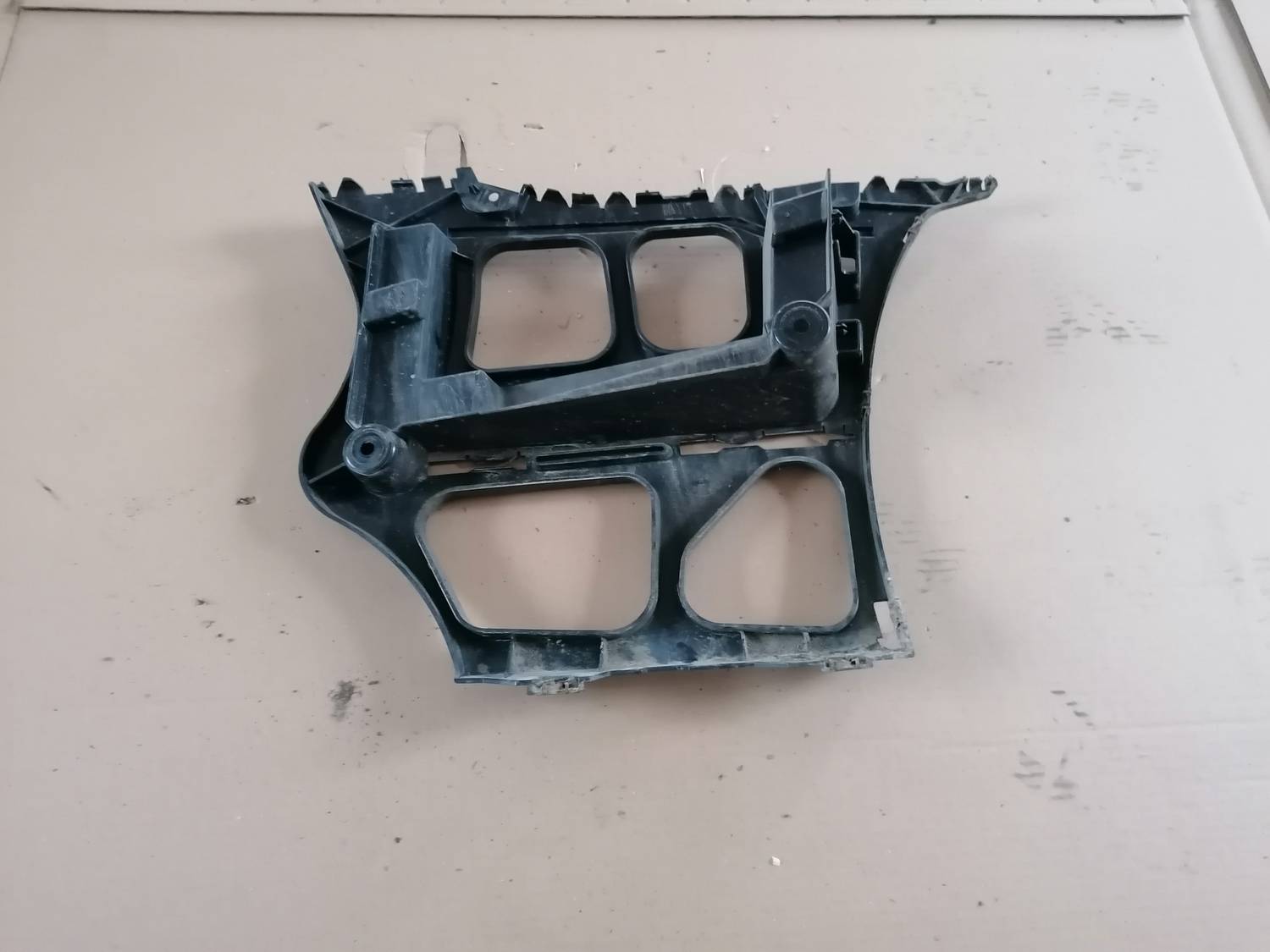 Aizmugurējā spārna un bufera stiprinājums priekš BMW 318D E91 2008 TOURING