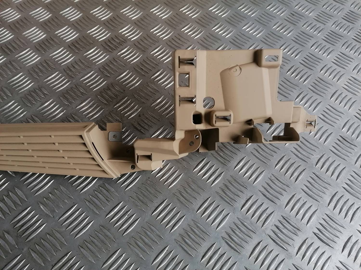 Bagāžnieka nodalījuma ventilācijas režģis priekš BMW 318D E91 2008 TOURING