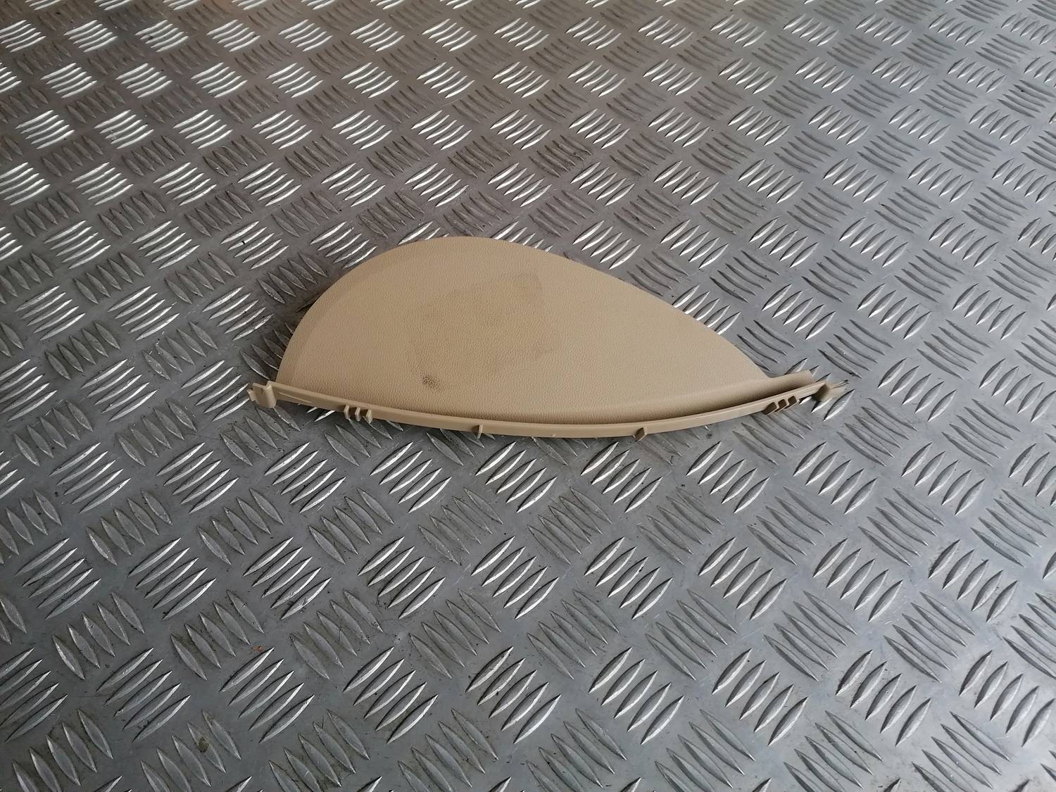 Mērinstrumentu paneļa sānu apdare priekš BMW 318D E91 2008 TOURING 1 Mērinstrumentu paneļa sānu apdare priekš BMW 318D E91 2008 TOURING