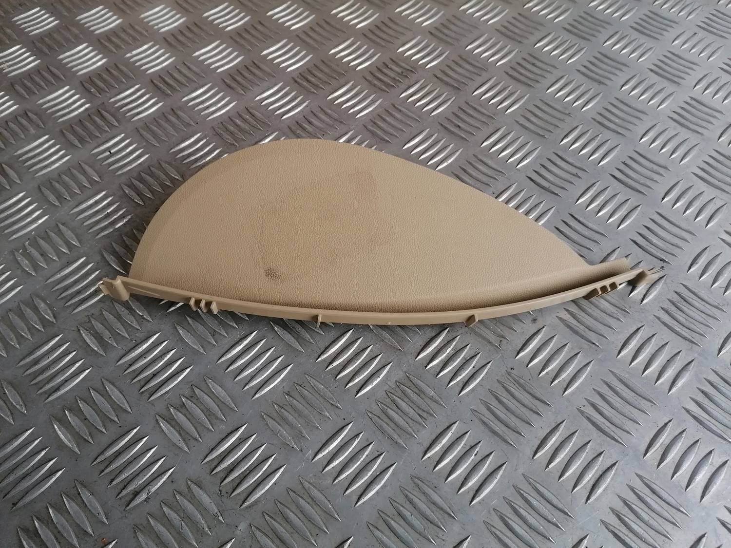 Mērinstrumentu paneļa sānu apdare priekš BMW 318D E91 2008 TOURING 2 Mērinstrumentu paneļa sānu apdare priekš BMW 318D E91 2008 TOURING