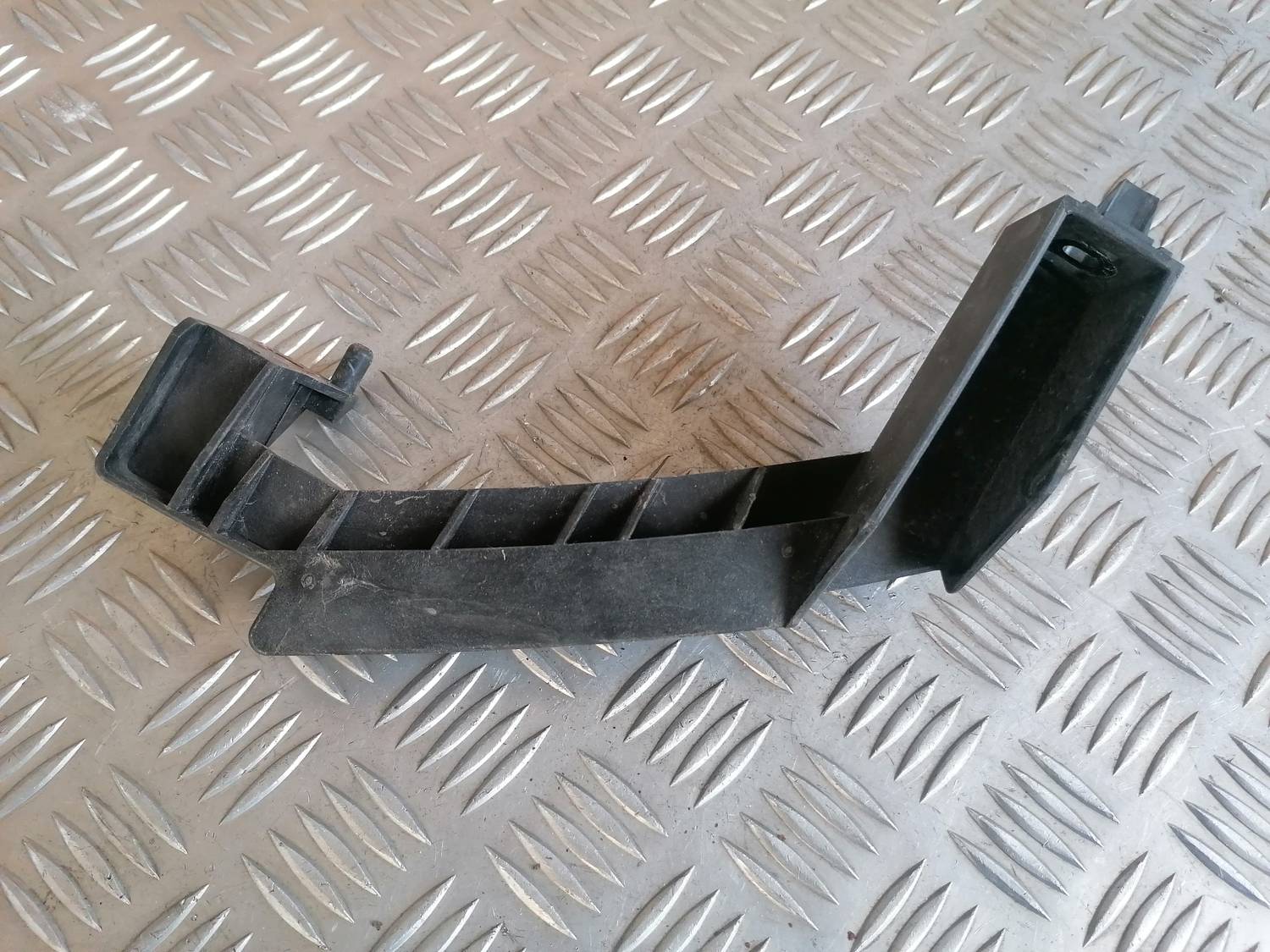 Priekšēja luktura kronšteins priekš MAZDA 6 2007 4 Priekšēja luktura kronšteins priekš MAZDA 6 2007