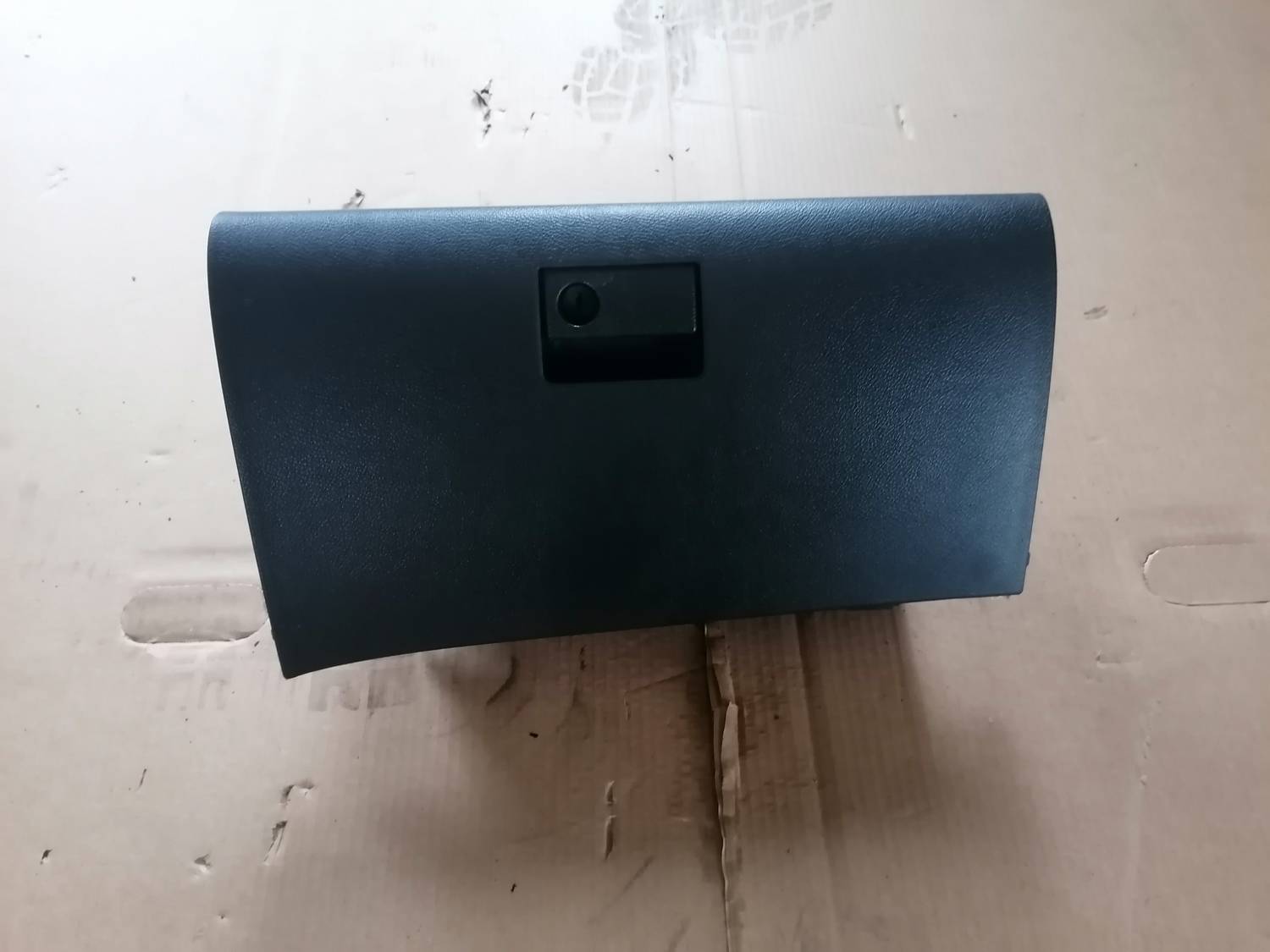 Mantu glabāšanas nodalījums pasažiera pusē priekš MAZDA 6 2007 2 Mantu glabāšanas nodalījums pasažiera pusē priekš MAZDA 6 2007