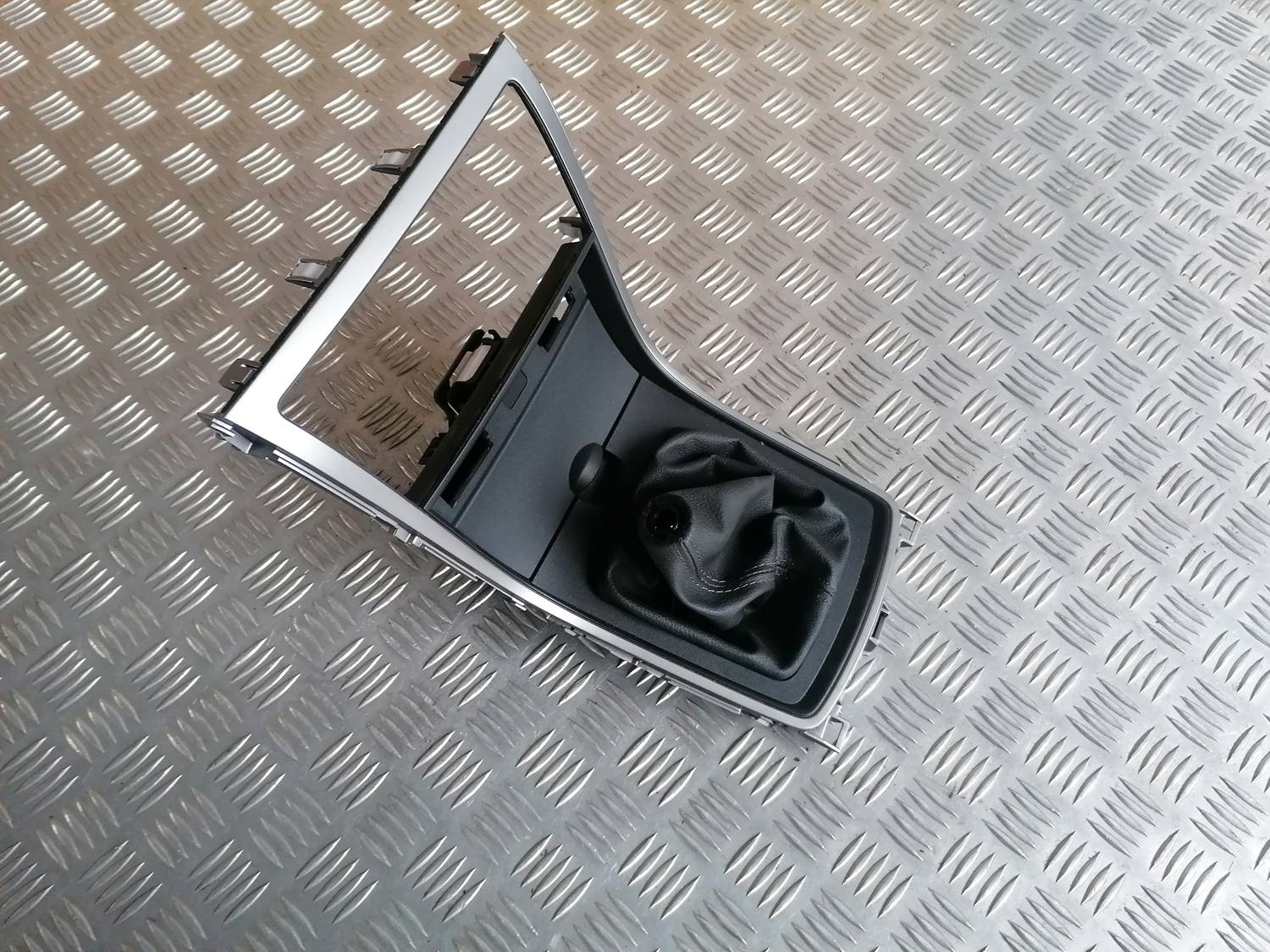 Dekoratīvs rāmis pārnesumu selektoram priekš MAZDA 6 2007