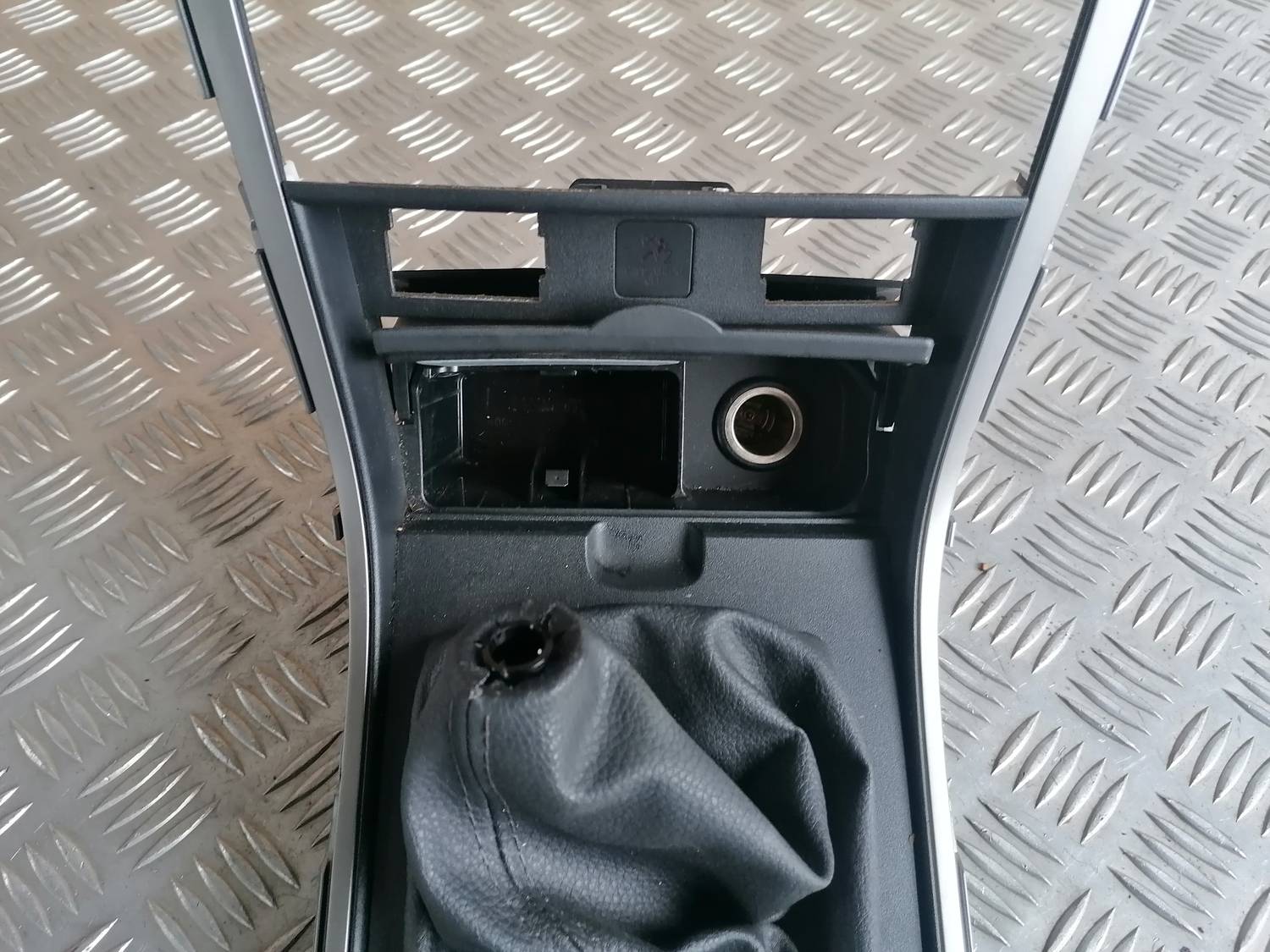 Dekoratīvs rāmis pārnesumu selektoram priekš MAZDA 6 2007