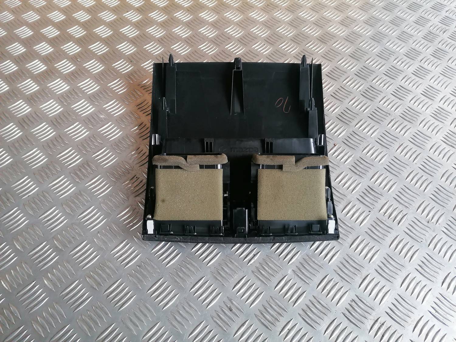 Mērinstrumentu paneļa gaisa vads, centrā priekš MAZDA 6 2007