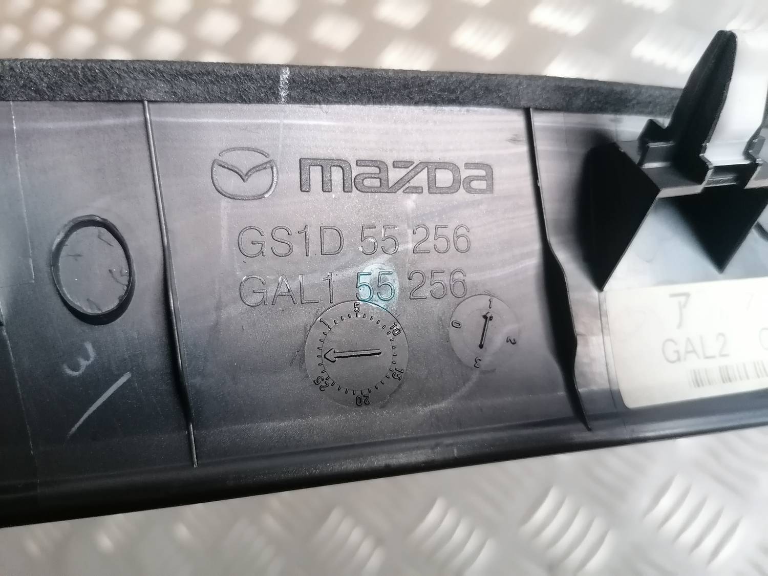 Mērinstrumentu paneļa dekoratīvā uzlika priekš MAZDA 6 2007 4 Mērinstrumentu paneļa dekoratīvā uzlika priekš MAZDA 6 2007