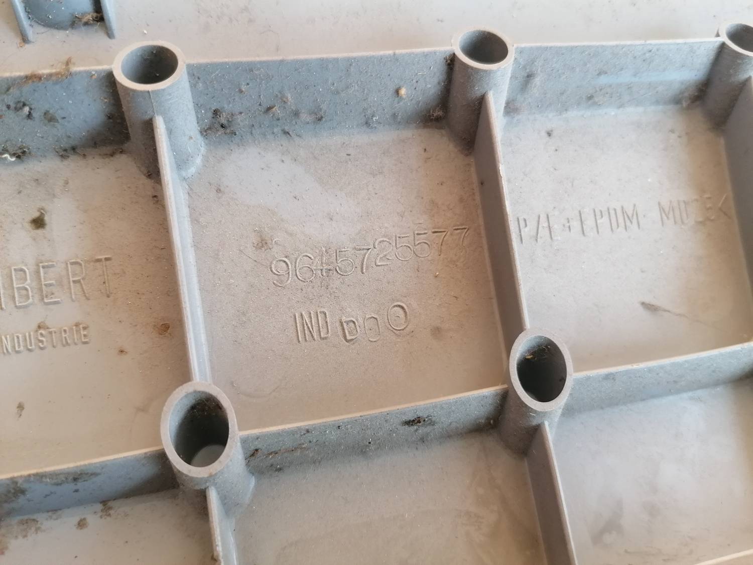 Mērinstrumentu paneļa apdare (zem stūres) priekš XSARA PICASSO 2003