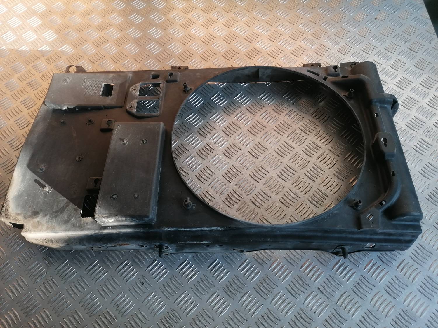 Dzesēšanas radiatora ventilatora korpuss priekš XSARA PICASSO 2003 1 Dzesēšanas radiatora ventilatora korpuss priekš XSARA PICASSO 2003