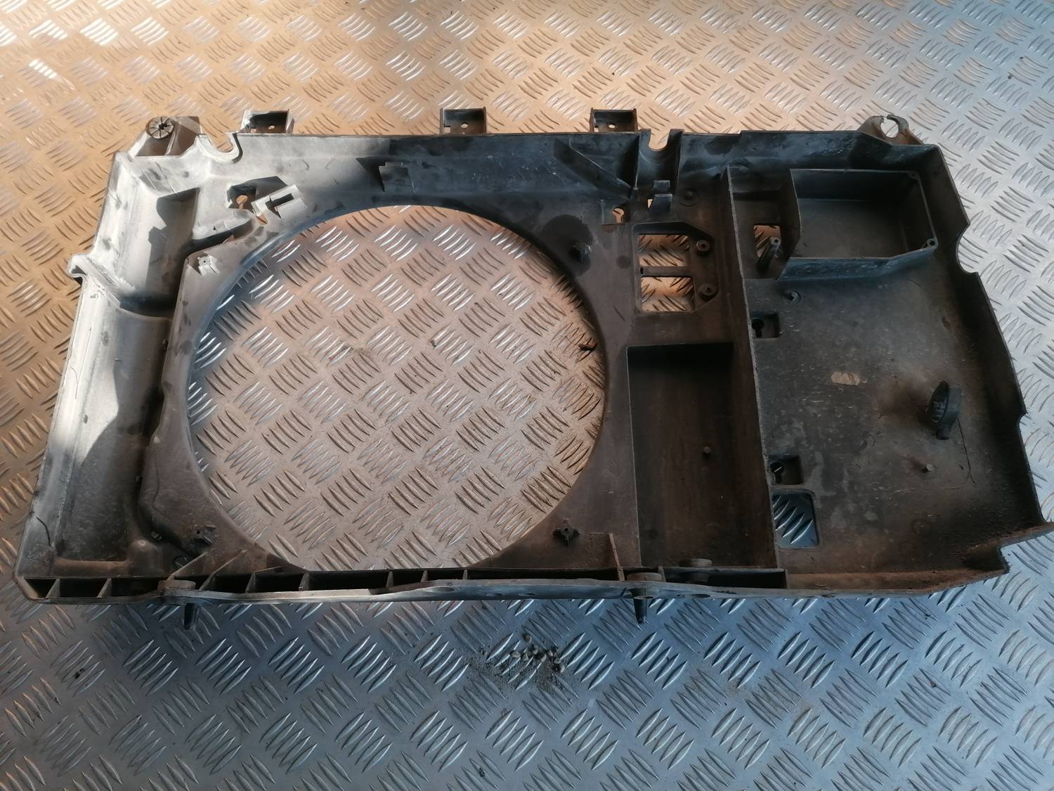 Dzesēšanas radiatora ventilatora korpuss priekš XSARA PICASSO 2003 2 Dzesēšanas radiatora ventilatora korpuss priekš XSARA PICASSO 2003