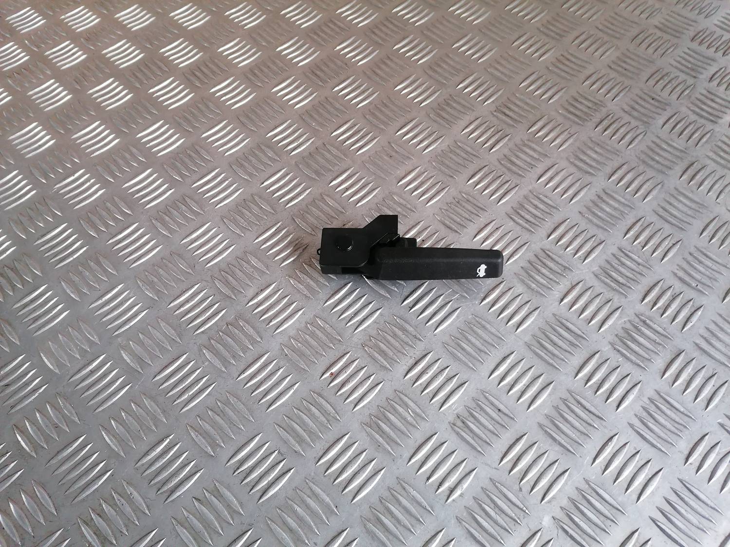 Pārsega atveršanas rokturis salonā priekš OPEL ASTRA J 2012 1 Pārsega atveršanas rokturis salonā priekš OPEL ASTRA J 2012