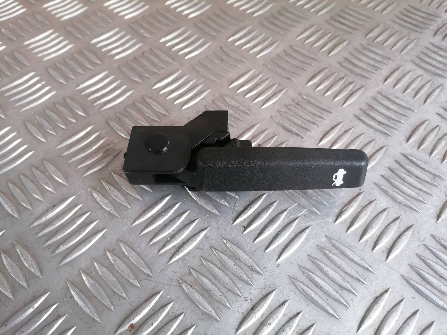 Pārsega atveršanas rokturis salonā priekš OPEL ASTRA J 2012 2 Pārsega atveršanas rokturis salonā priekš OPEL ASTRA J 2012