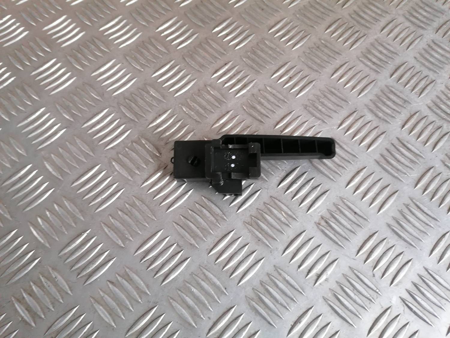 Pārsega atveršanas rokturis salonā priekš OPEL ASTRA J 2012 3 Pārsega atveršanas rokturis salonā priekš OPEL ASTRA J 2012