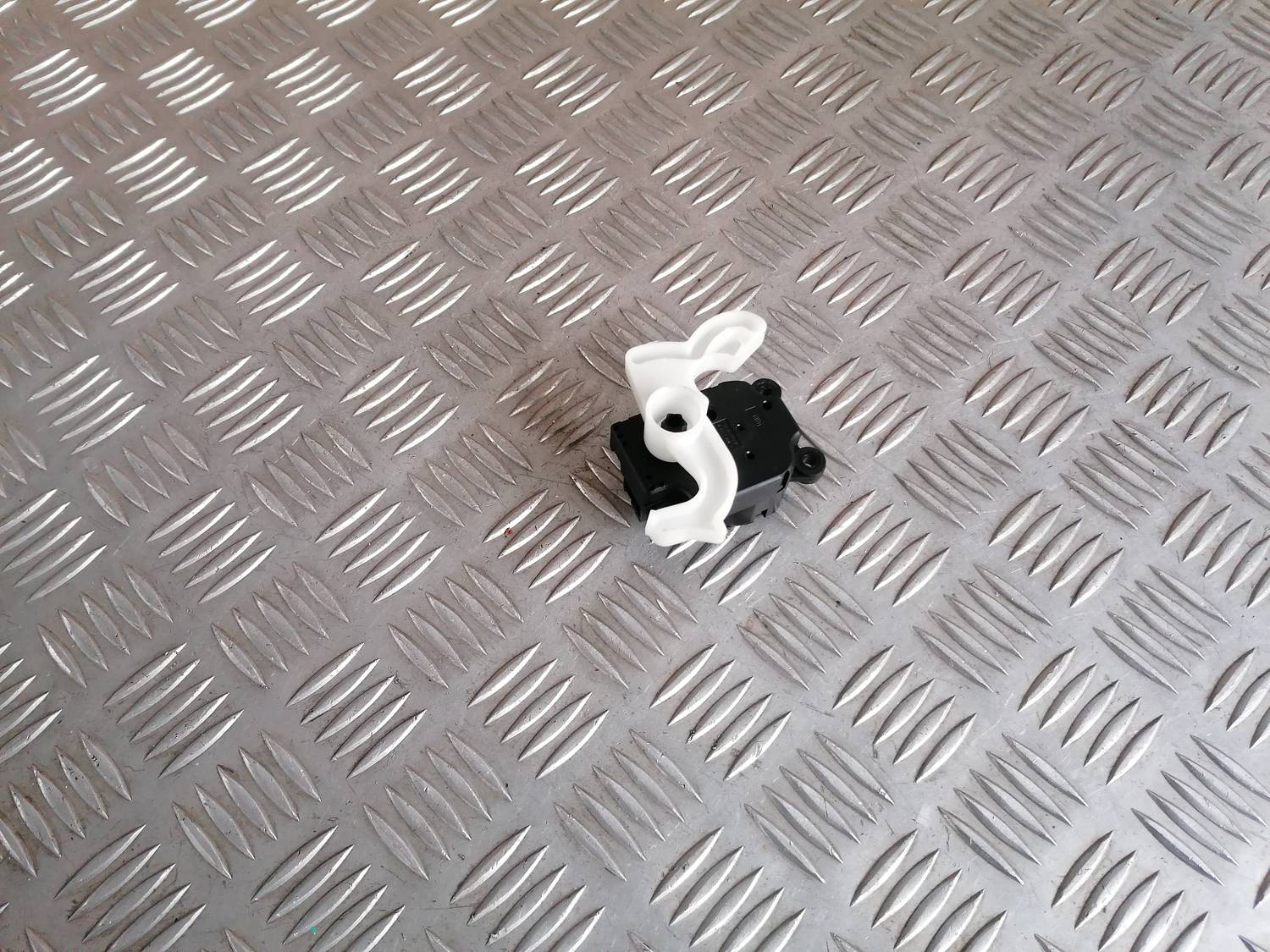 Apsildes sistēmas aktuators priekš OPEL ASTRA J 2012 2 Apsildes sistēmas aktuators priekš OPEL ASTRA J 2012