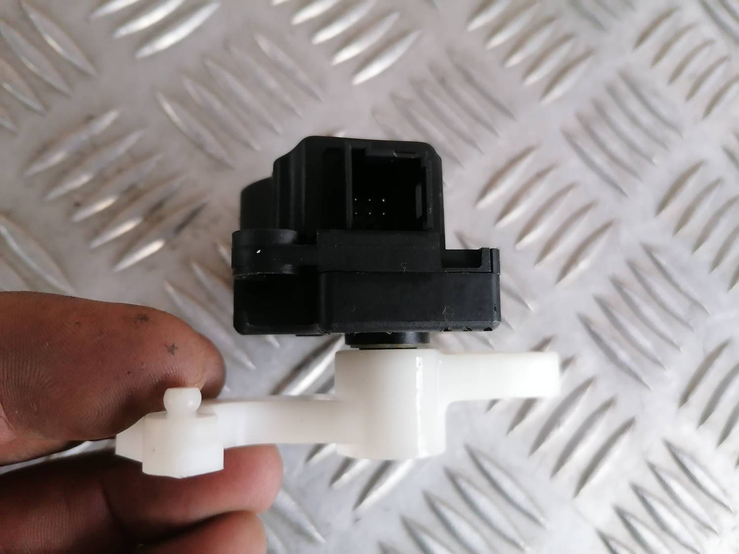 Apsildes sistēmas aktuators priekš OPEL ASTRA J 2012 4 Apsildes sistēmas aktuators priekš OPEL ASTRA J 2012