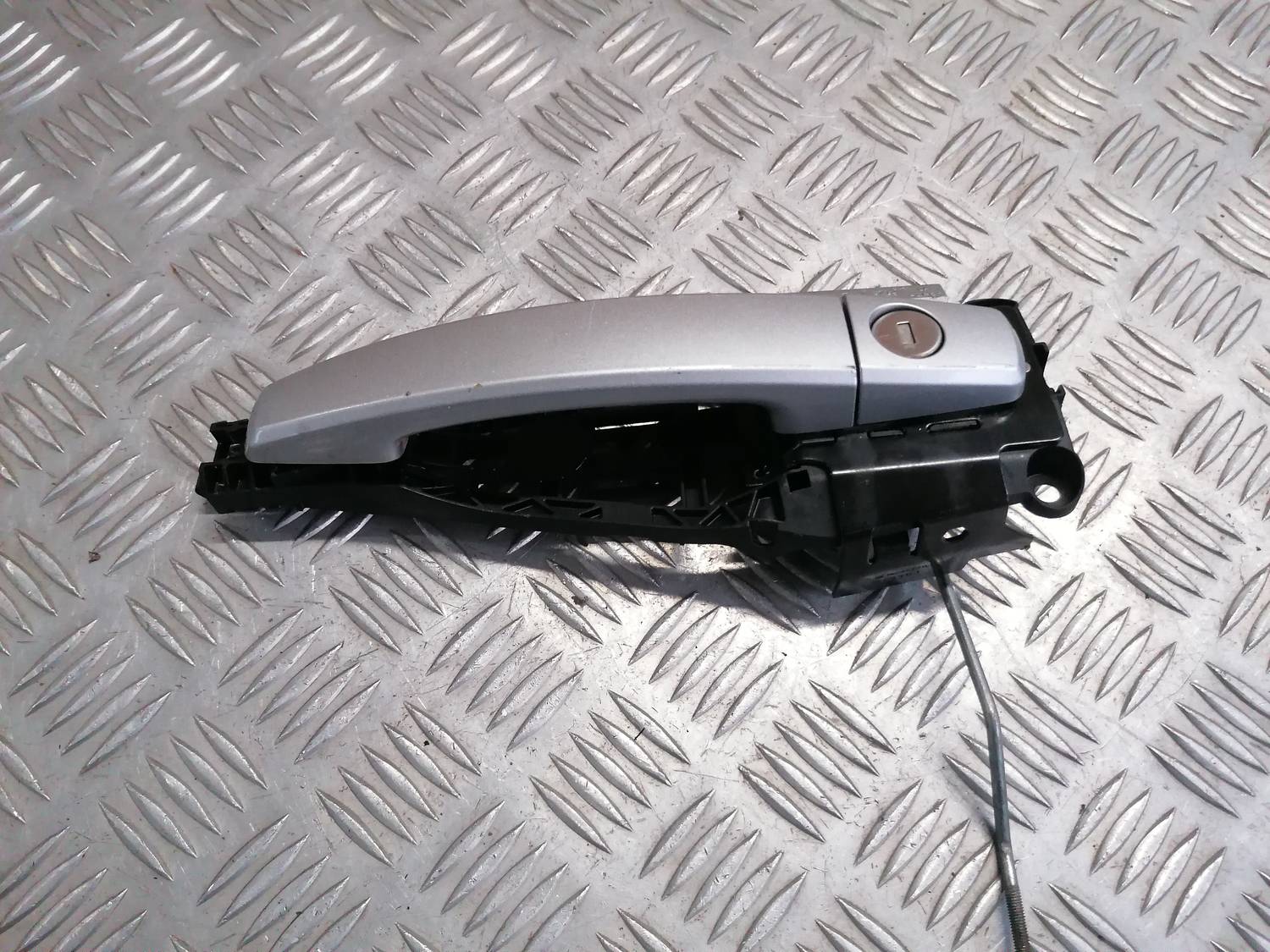 Priekšējāis kreisais durvju rokturis priekš OPEL ASTRA J 2012 2 Priekšējāis kreisais durvju rokturis priekš OPEL ASTRA J 2012