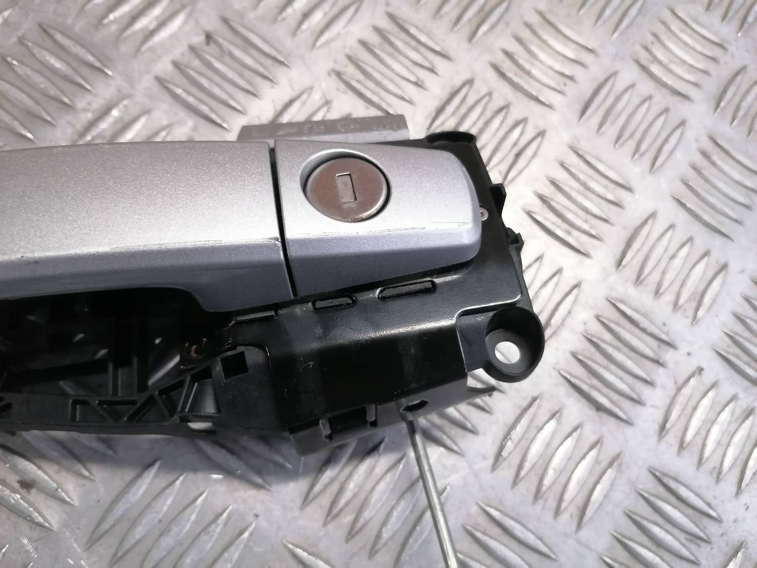 Priekšējāis kreisais durvju rokturis priekš OPEL ASTRA J 2012 3 Priekšējāis kreisais durvju rokturis priekš OPEL ASTRA J 2012