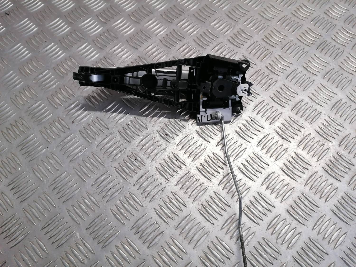 Priekšējāis kreisais durvju rokturis priekš OPEL ASTRA J 2012 4 Priekšējāis kreisais durvju rokturis priekš OPEL ASTRA J 2012