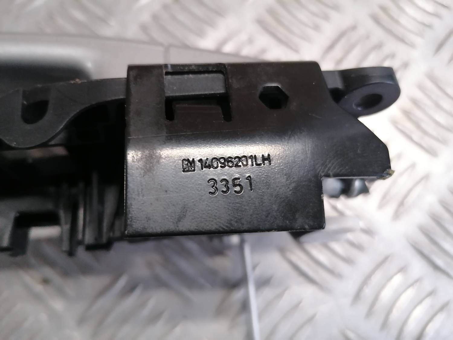 Priekšējāis kreisais durvju rokturis priekš OPEL ASTRA J 2012 6 Priekšējāis kreisais durvju rokturis priekš OPEL ASTRA J 2012