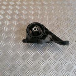 Dzinēja kronšteins priekš OPEL ASTRA J 2012