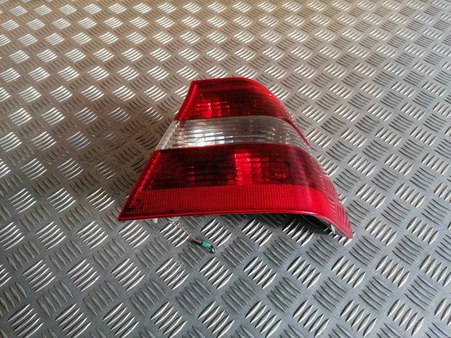 Aizmugurējais labais lukturis priekš BMW 318D E46 2002 SEDAN