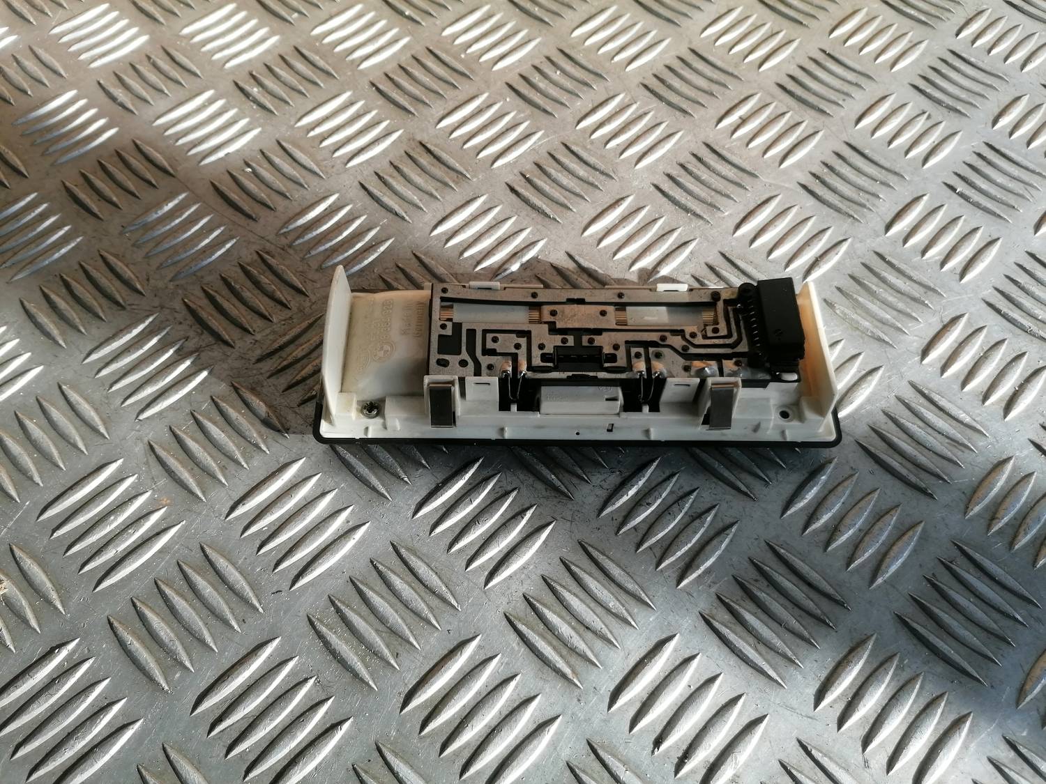 Aizmugurējo sēdvietu apgaismojums priekš BMW 318D E46 2002 SEDAN