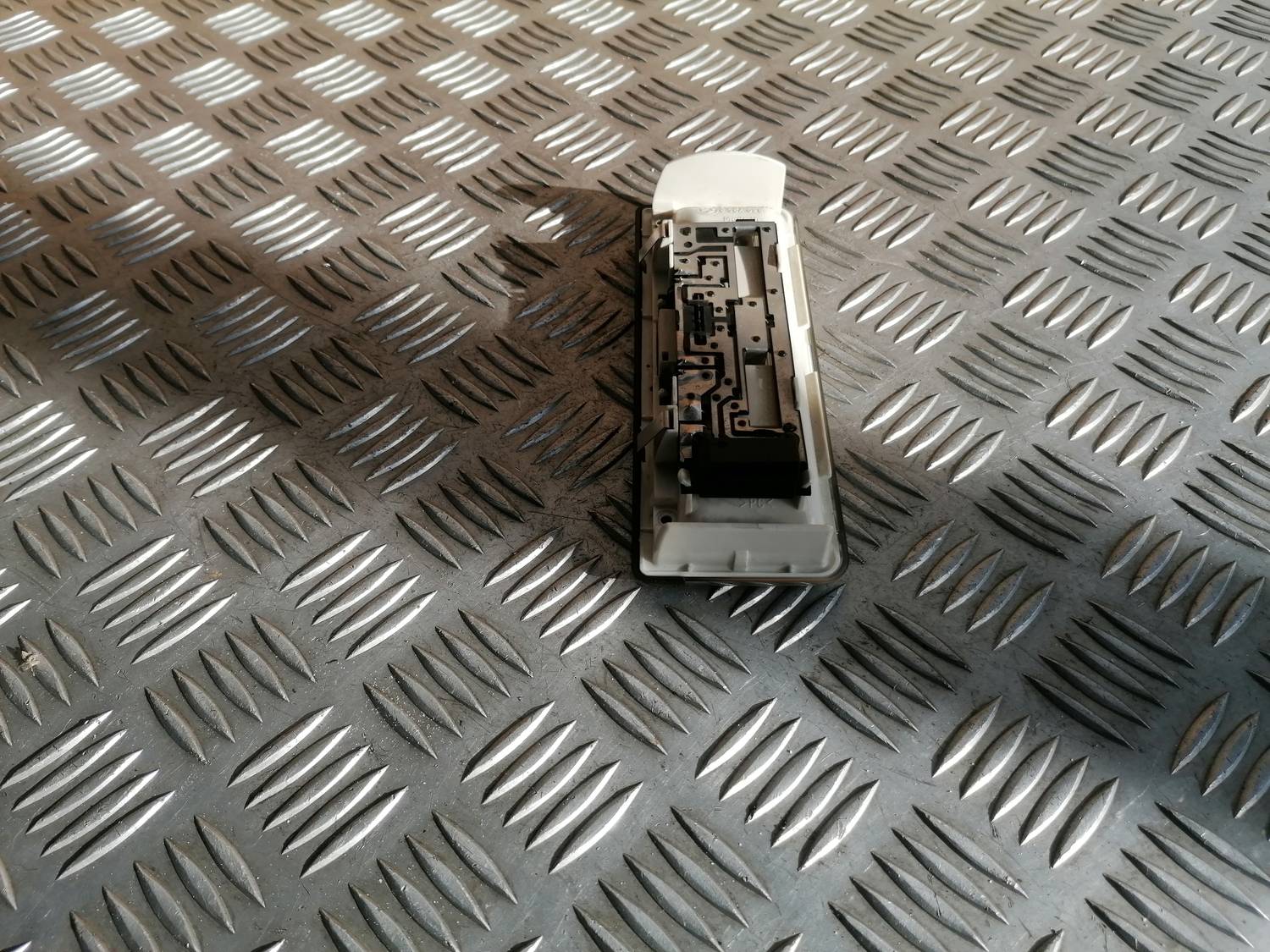 Aizmugurējo sēdvietu apgaismojums priekš BMW 318D E46 2002 SEDAN