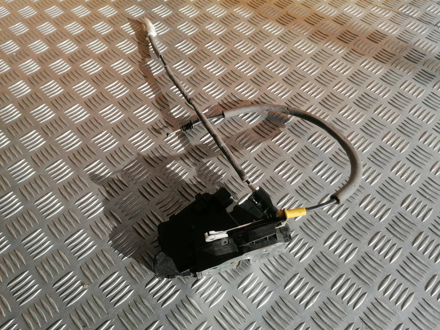 Priekšējo labo durvju slēdzene priekš BMW 318D E46 2002 SEDAN 1 Priekšējo labo durvju slēdzene priekš BMW 318D E46 2002 SEDAN