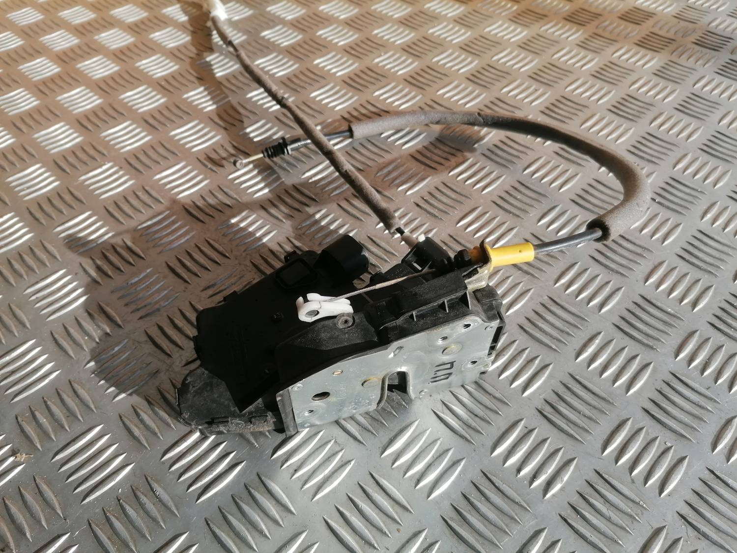 Priekšējo labo durvju slēdzene priekš BMW 318D E46 2002 SEDAN 2 Priekšējo labo durvju slēdzene priekš BMW 318D E46 2002 SEDAN