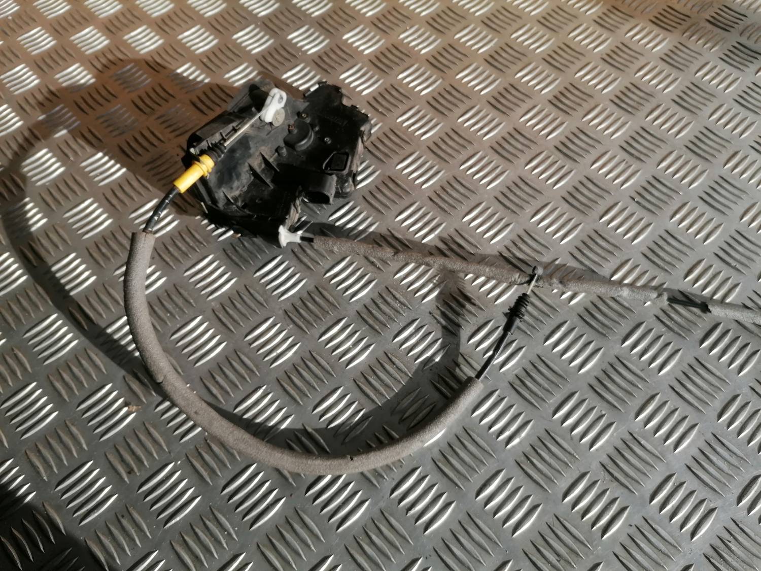 Priekšējo labo durvju slēdzene priekš BMW 318D E46 2002 SEDAN 3 Priekšējo labo durvju slēdzene priekš BMW 318D E46 2002 SEDAN