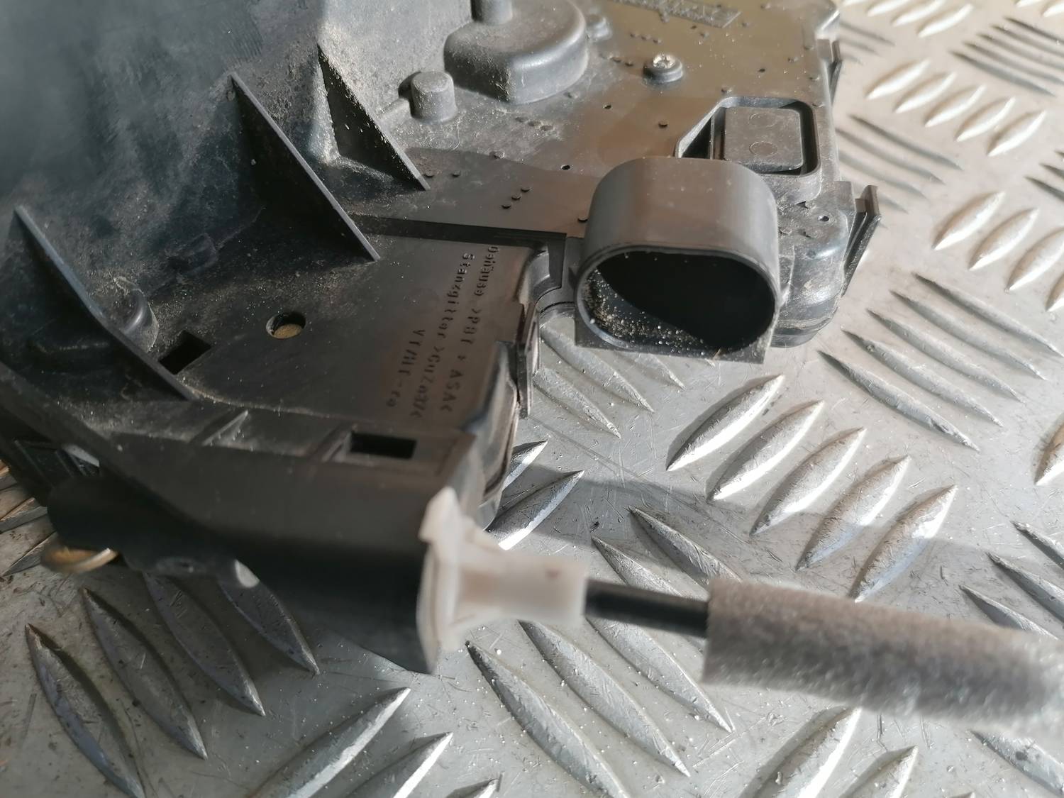 Priekšējo labo durvju slēdzene priekš BMW 318D E46 2002 SEDAN 4 Priekšējo labo durvju slēdzene priekš BMW 318D E46 2002 SEDAN