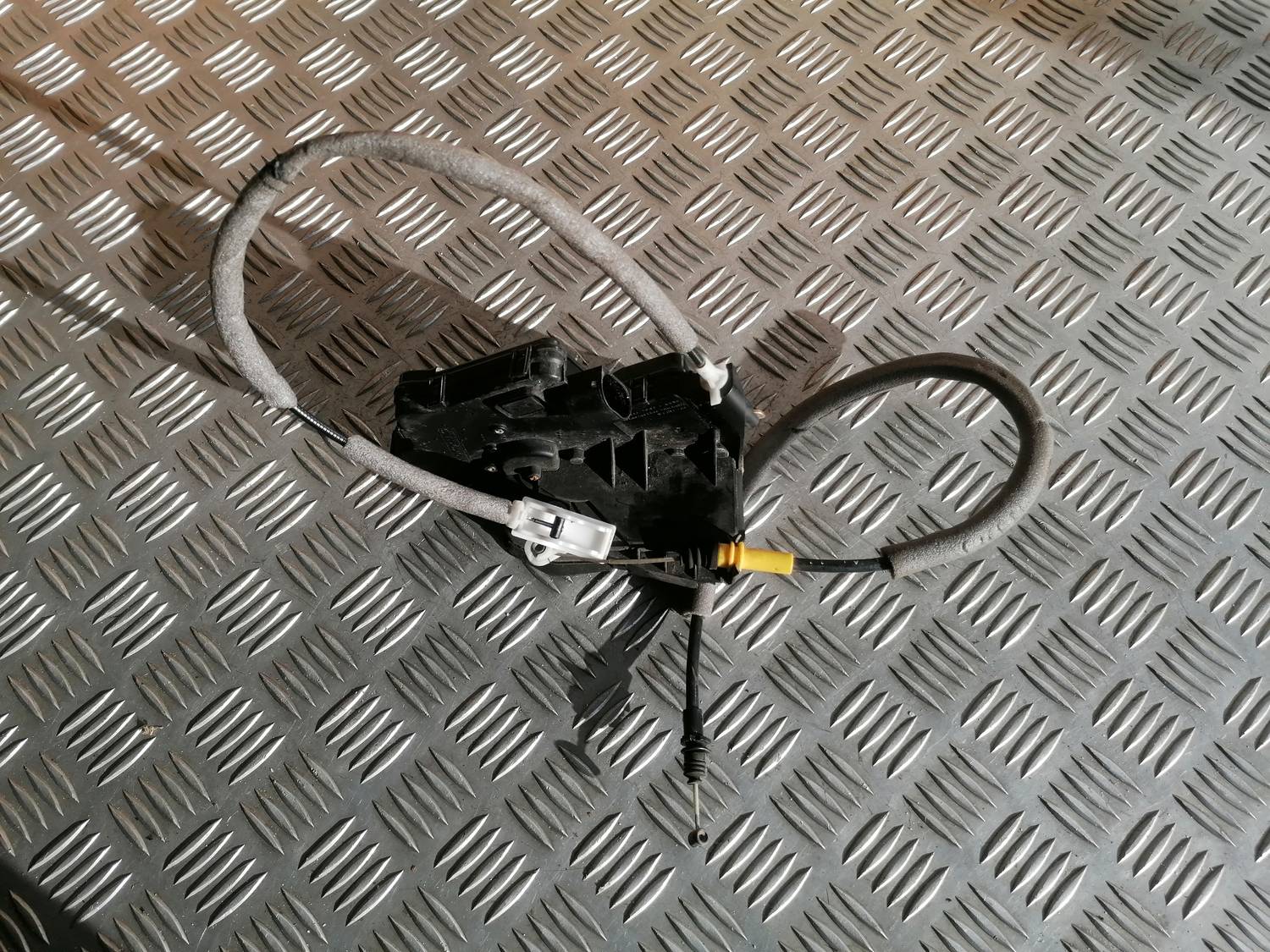 Priekšējo labo durvju slēdzene priekš BMW 318D E46 2002 SEDAN 5 Priekšējo labo durvju slēdzene priekš BMW 318D E46 2002 SEDAN