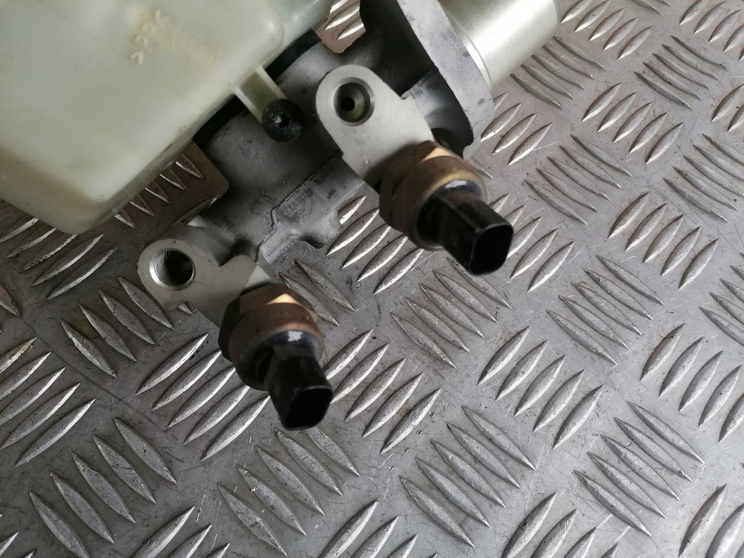 Bremžu pastiprinātāja galvenais cilindrs priekš BMW 318D E46 2002 SEDAN