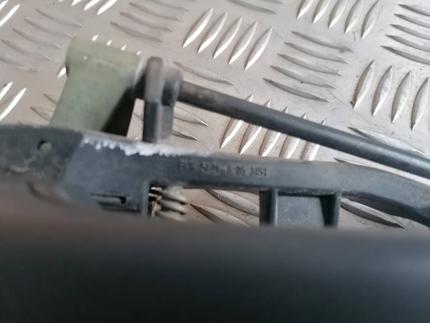 Priekšējāis labais durvju rokturis priekš BMW 318D E46 2002 SEDAN