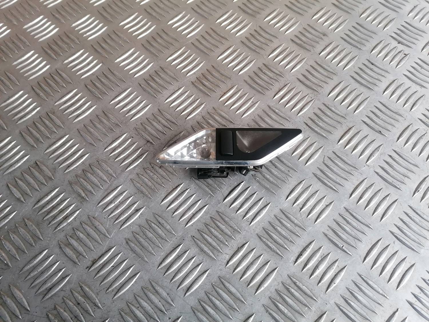 Apgaismojums aizmugurējā statņa apdarē priekš BMW 318D E46 2002 SEDAN