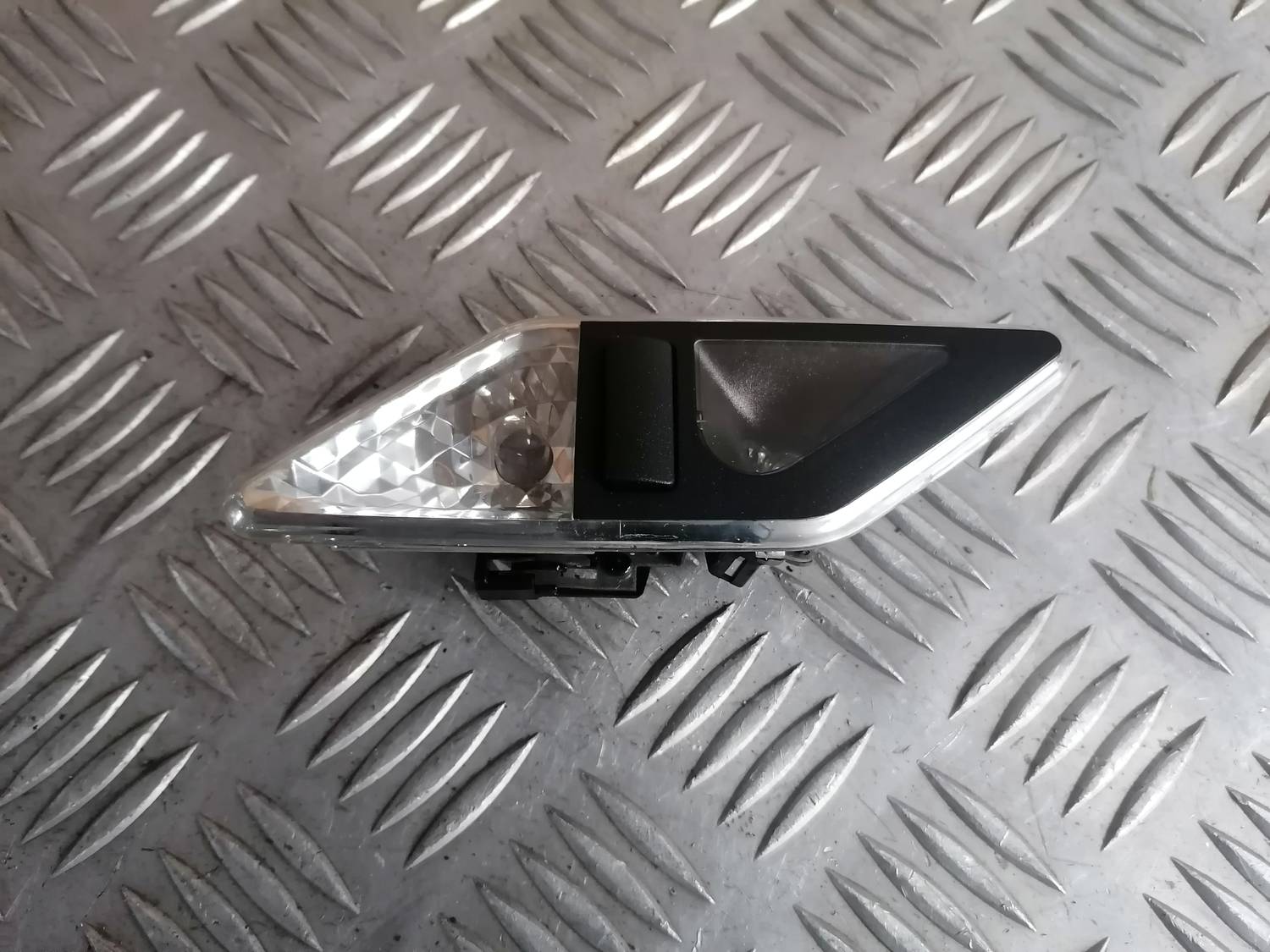 Apgaismojums aizmugurējā statņa apdarē priekš BMW 318D E46 2002 SEDAN