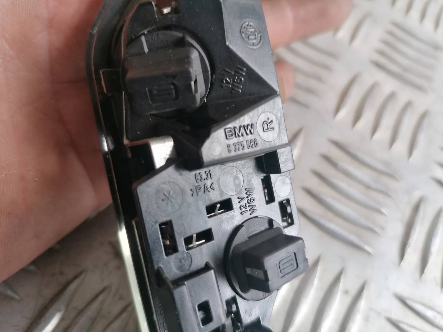 Apgaismojums aizmugurējā statņa apdarē priekš BMW 318D E46 2002 SEDAN