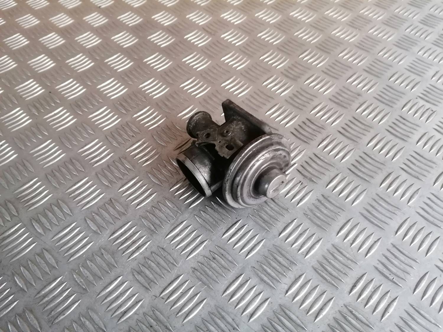 EGR vārsts priekš BMW 318D E46 2002 SEDAN 1 EGR vārsts priekš BMW 318D E46 2002 SEDAN