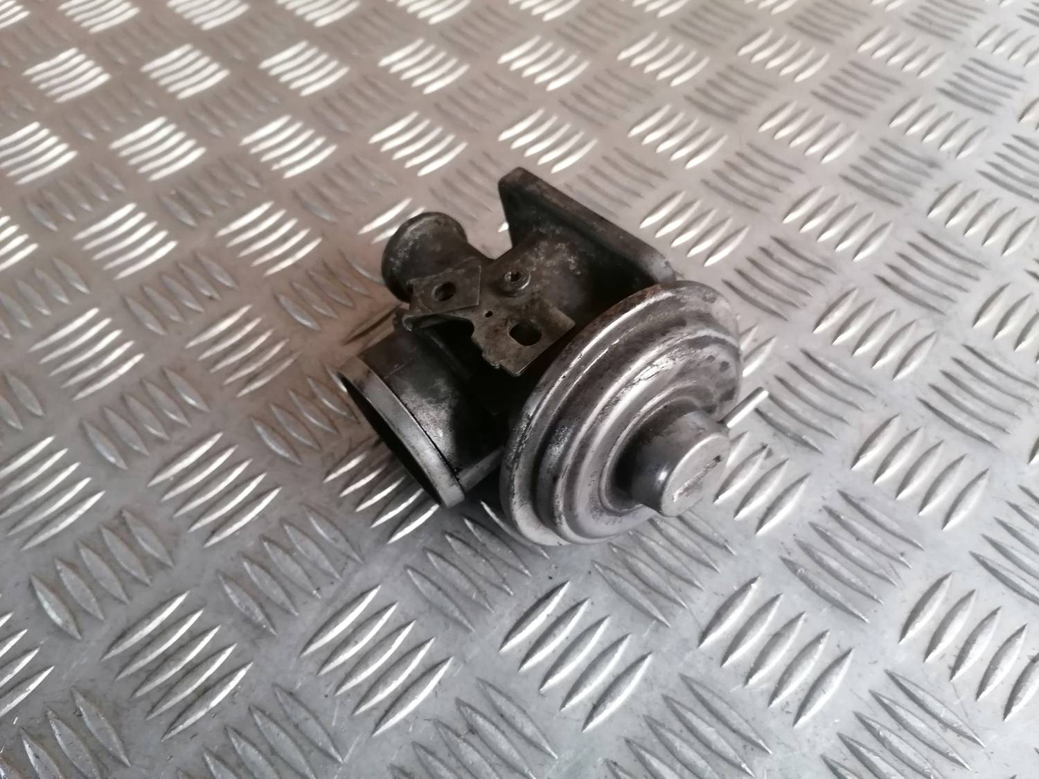 EGR vārsts priekš BMW 318D E46 2002 SEDAN 2 EGR vārsts priekš BMW 318D E46 2002 SEDAN