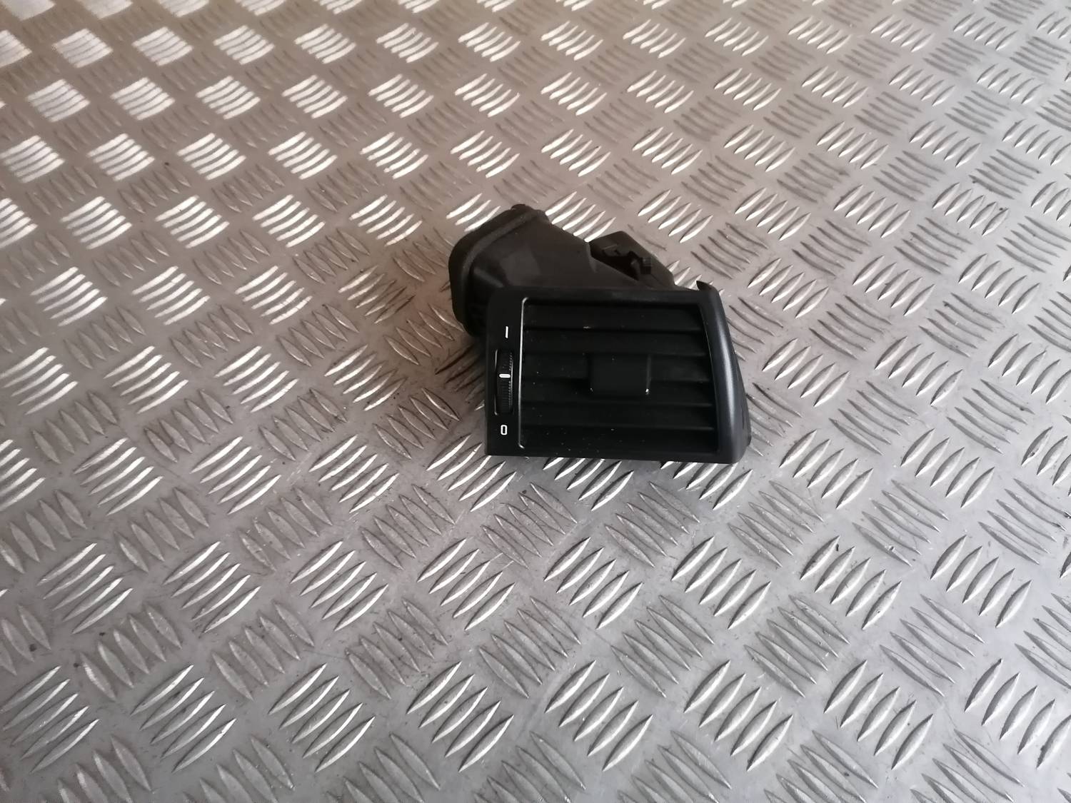 Mērinstrumentu paneļa gaisa vads, pa labi priekš BMW 318D E46 2002 SEDAN 1 Mērinstrumentu paneļa gaisa vads, pa labi priekš BMW 318D E46 2002 SEDAN