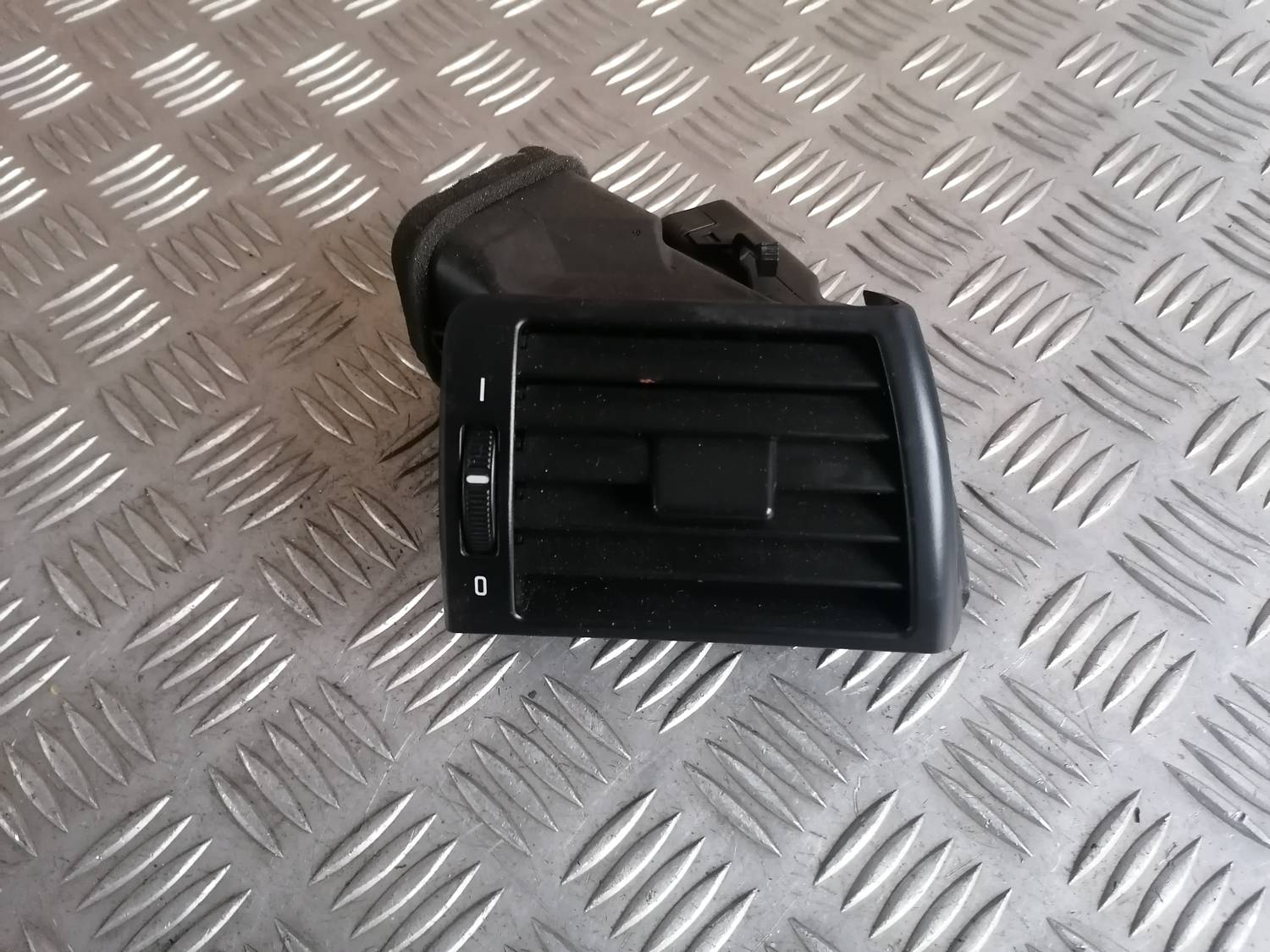 Mērinstrumentu paneļa gaisa vads, pa labi priekš BMW 318D E46 2002 SEDAN 2 Mērinstrumentu paneļa gaisa vads, pa labi priekš BMW 318D E46 2002 SEDAN