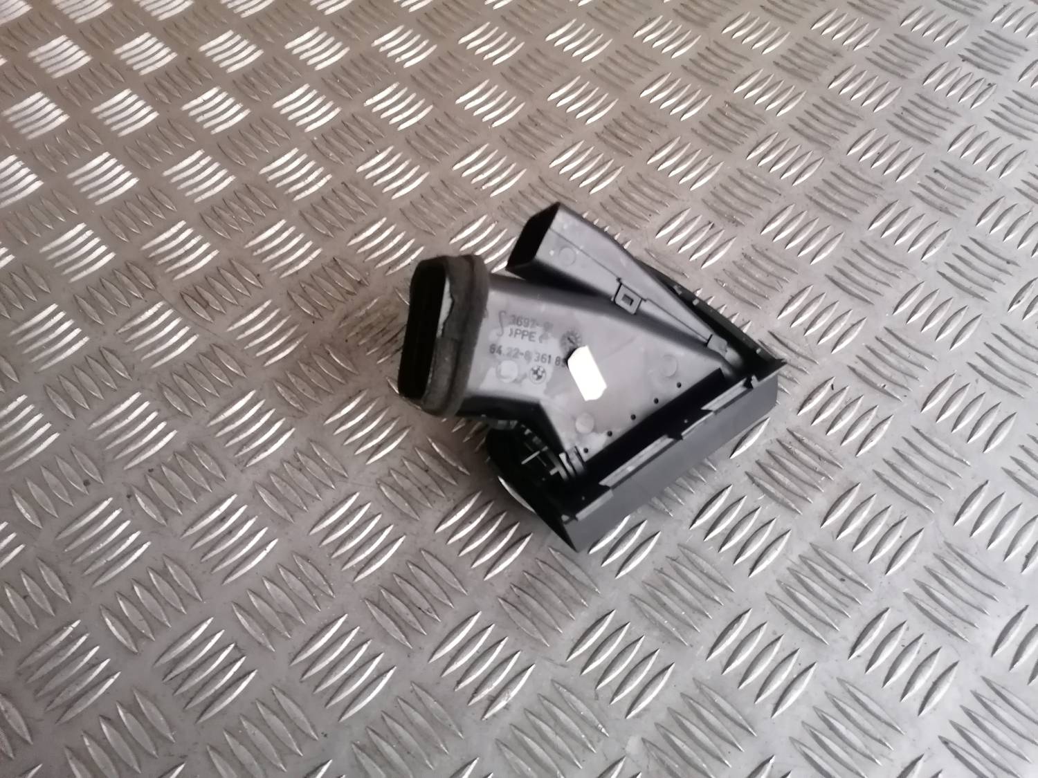 Mērinstrumentu paneļa gaisa vads, pa kreisi priekš BMW 318D E46 2002 SEDAN