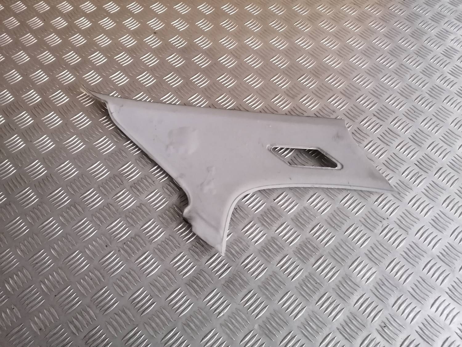 Aizmugurējas salona statnes apdare priekš BMW 318D E46 2002 SEDAN