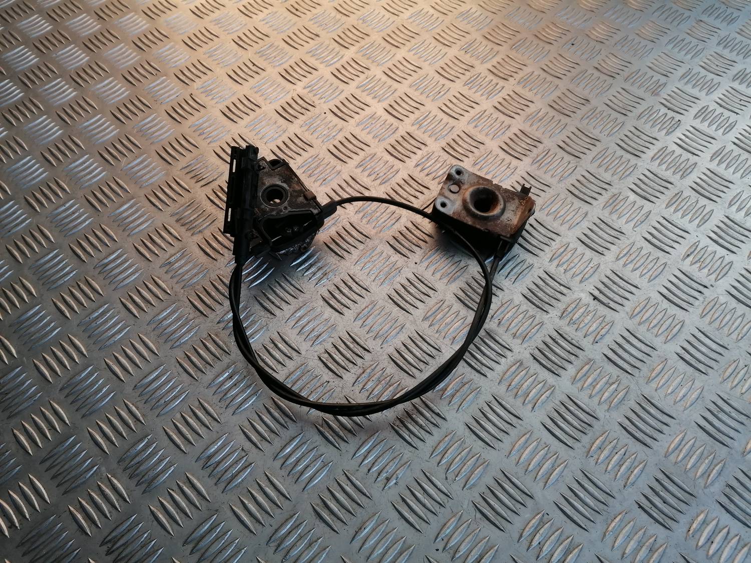 Pārsega slēdzene priekš BMW 318D E46 2002 SEDAN 1 Pārsega slēdzene priekš BMW 318D E46 2002 SEDAN