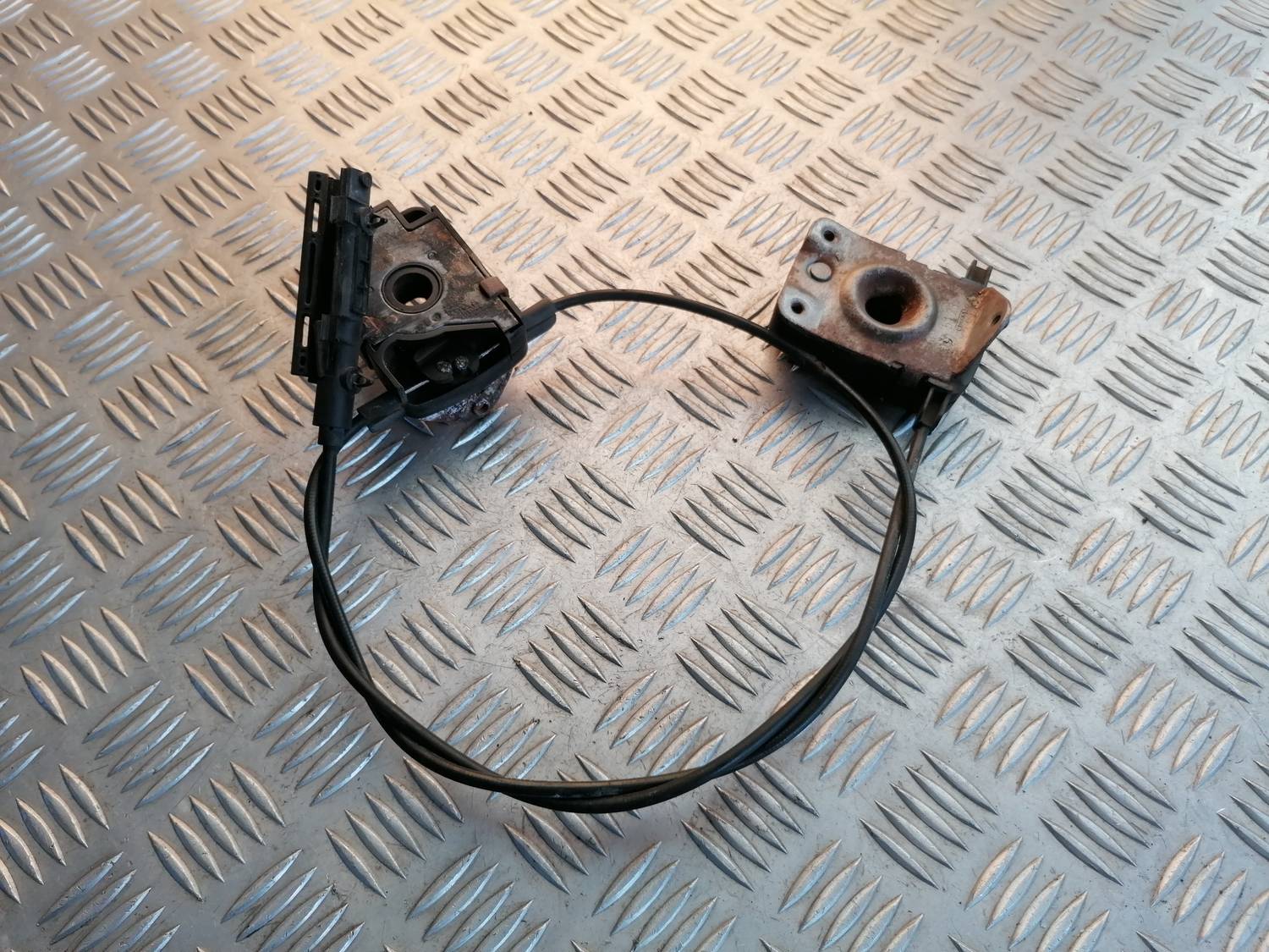 Pārsega slēdzene priekš BMW 318D E46 2002 SEDAN 2 Pārsega slēdzene priekš BMW 318D E46 2002 SEDAN