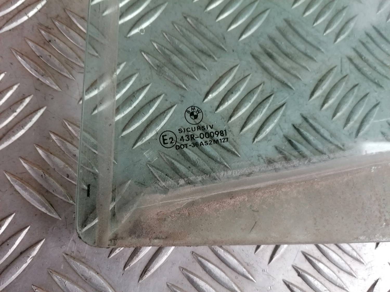 Aizmugurējo kreiso durvju stikls priekš BMW 318D E46 2002 SEDAN 3 Aizmugurējo kreiso durvju stikls priekš BMW 318D E46 2002 SEDAN