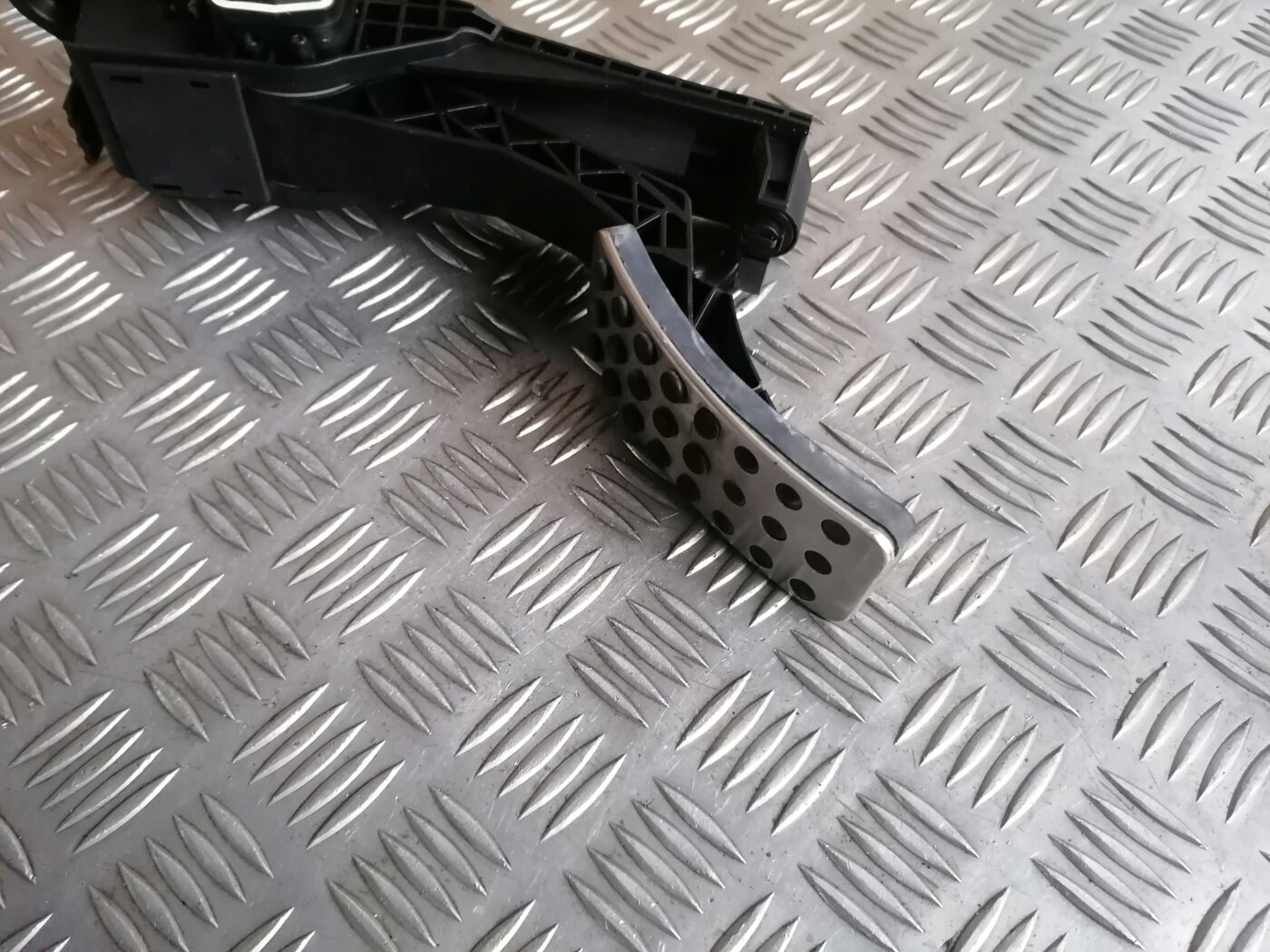 Gāzes pedālis priekš MERCEDES BENZ ML280 2008 OBSIDIAN BLACK 2 Gāzes pedālis priekš MERCEDES BENZ ML280 2008 OBSIDIAN BLACK