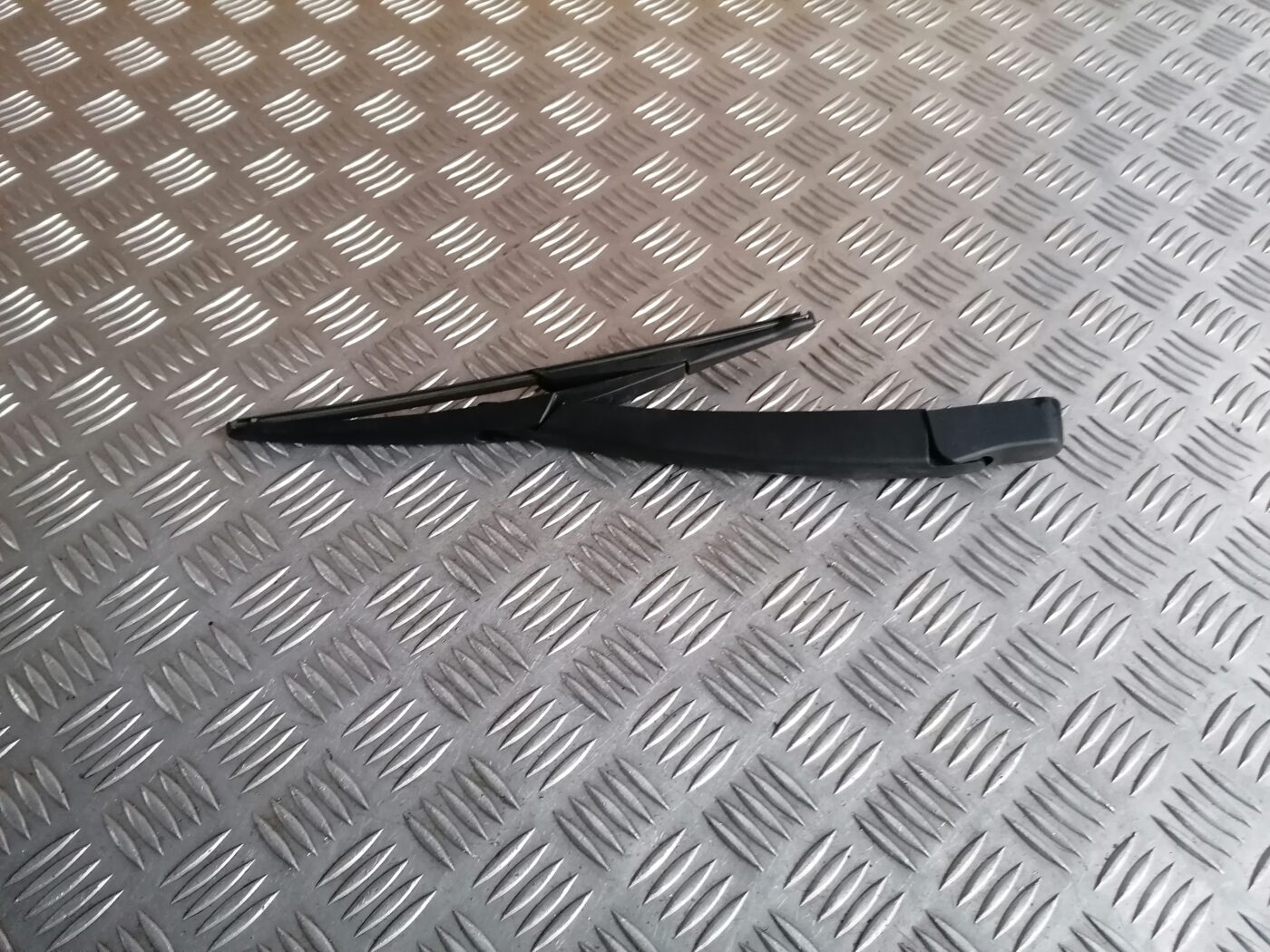 Aizmugurējā loga tīrītāja slotiņa priekš MERCEDES BENZ ML280 2008 OBSIDIAN BLACK