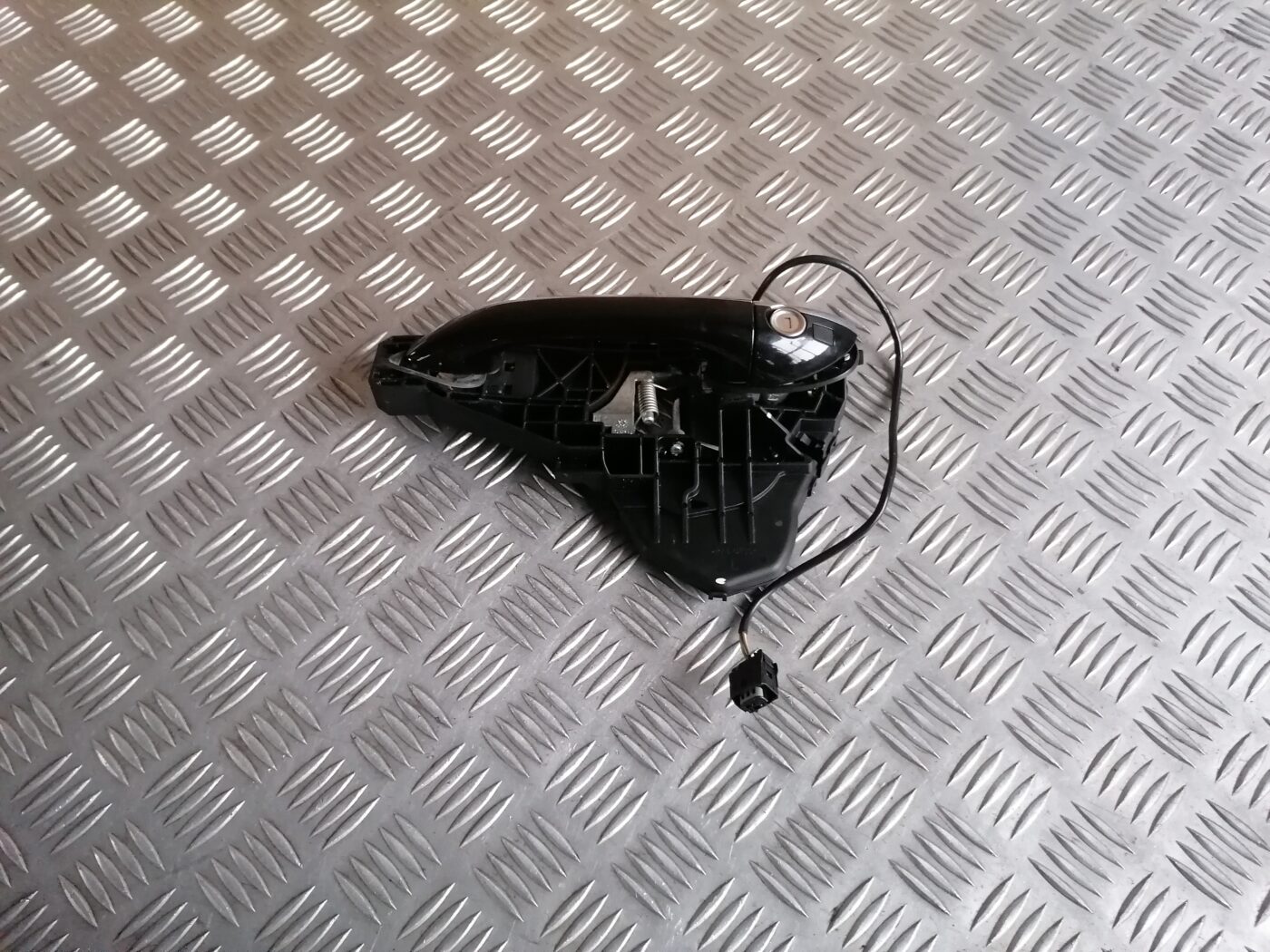 Priekšējāis kreisais durvju rokturis priekš MERCEDES BENZ ML280 2008 OBSIDIAN BLACK 1 Priekšējāis kreisais durvju rokturis priekš MERCEDES BENZ ML280 2008 OBSIDIAN BLACK